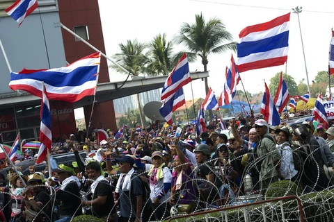 Người biểu tình chống Chính phủ bao vây văn phòng tạm thời của Thủ tướng ở Bangkok. (Ảnh: AFP/TTXVN)