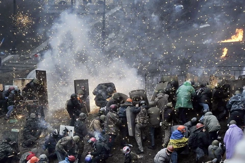 Xung đột tiếp diễn căng thẳng giữa người biểu tình bạo động và cảnh sát Ukraine tại Kiev ngày 20/2. (Ảnh: AFP/TTXVN)
