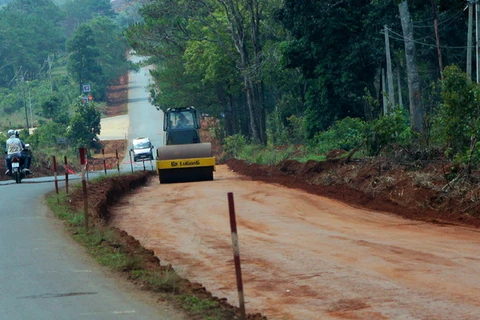 Quốc lộ 14 đoạn km 817-km 887 qua tỉnh Đắk Nông đang được nâng cấp, mở rộng với tổng vốn đầu tư 1.400 tỷ đồng theo hình thức BOT. (Ảnh: Ngọc Hà/TTXVN) 
