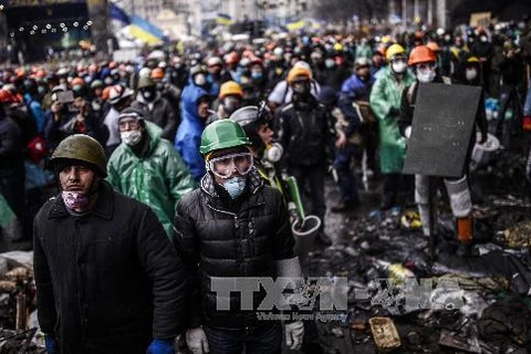 Người biểu tình xung đột với cảnh sát gần quảng trường Độc lập ở thủ đô Kiev ngày 20/2. (Ảnh: AFP/TTXVN)