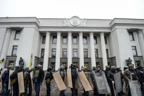 Người biểu tình tập trung bên ngoài trụ sở quốc hội Ukraine tại thủ đô Kiev ngày 22/2. (Ảnh: AFP/TTXVN)