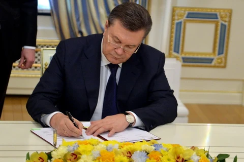 Tổng thống Ukrraine bị phế truất Viktor Yanukovych tại lễ ký thỏa thuận ở Kiev ngày 21/2 vừa qua. (Ảnh: AFP/TTXVN)