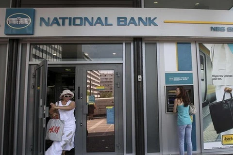 Các ngân hàng Hy Lạp cần được bơm thêm 5 tỷ euro