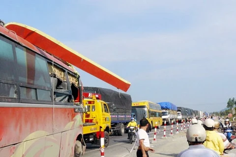 Tại nạn giao thông giữa một xe khách và một xe tải tại xã Cam Tân, huyện Cam Lâm, tỉnh Khánh Hòa. (Ảnh: Tiên Minh/TTXVN)