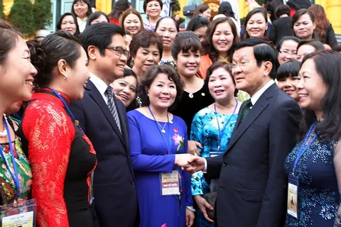Chủ tịch nước Trương Tấn Sang gặp mặt thân mật các nữ doanh nhân Việt Nam tiêu biểu đạt danh hiệu Cúp Bông Hồng Vàng năm 2013. (Ảnh: Nguyễn Khang/TTXVN)