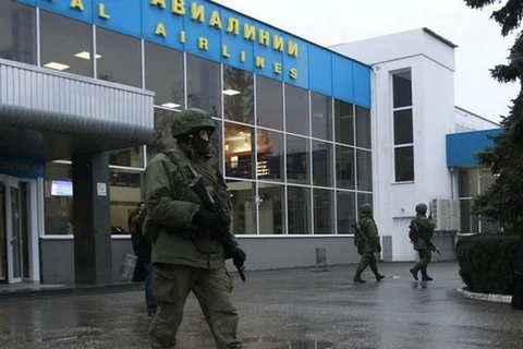 Các tay súng kiểm soát sân bay Simferopol. (Nguồn: Reuters)