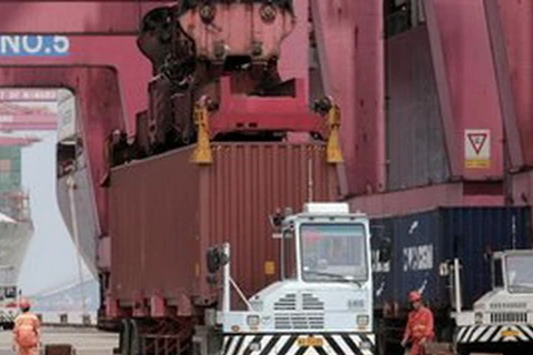 Một xe chở hàng xuất khẩu tại cảng ở Trung Quốc. (Nguồn: AP)