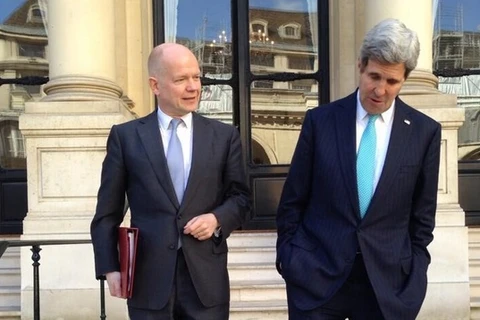 Ngoại trưởng John Kerry và Ngoại trưởng Anh William Hague trong cuộc gặp ngày 5/3 (Nguồn: Twitter)