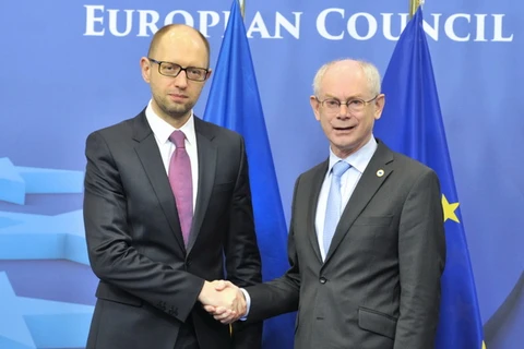 Chủ tịch Hội đồng EU Herman Van Rompuy (phải) và Thủ tướng lâm thời Ukraine Arseniy Yatseniuk trước cuộc họp bất thường về tình hình Ukraine tại thủ đô Brussels, ngày 6/3. (Ảnh: AFP/TTXVN)