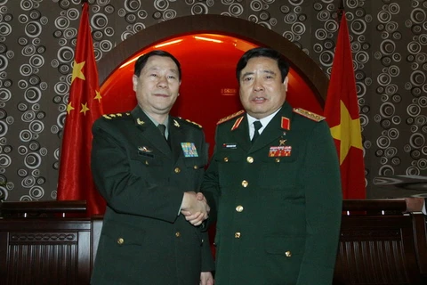 Đại tướng Phùng Quang Thanh, Bộ trưởng Bộ Quốc phòng tiếp Trung tướng Thích Kiến Quốc, Phó Tổng tham mưu trưởng Quân đội Nhân dân Trung Quốc. (Ảnh: Nguyễn Dân/TTXVN)