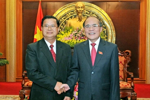 Chủ tịch Quốc hội Nguyễn Sinh Hùng tiếp Phó Chủ tịch Quốc hội CHDCND Lào Somphan Phenkhamy sang thăm và làm việc tại Việt Nam. (Ảnh: Nhan Sáng/TTXVN)