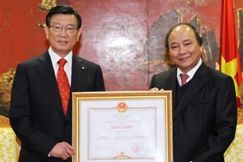 Trao Bằng khen tặng Chủ tịch Tập đoàn Kumho Asiana
