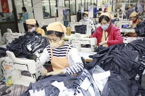 Dây chuyền sản xuất quần jean ở Công ty may Nien Hsing, Khu công nghiệp Khánh Phú, tỉnh Ninh Bình. (Ảnh: Trọng Đạt/TTXVN)