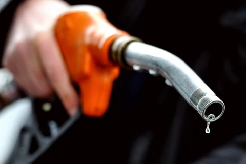 Bơm xăng tại trạm bán xăng, dầu ở Lille-Pháp. (Ảnh: AFP/TTXVN)