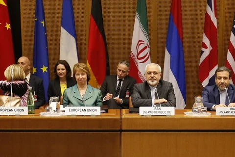 Cao ủy Liên minh châu Âu phụ trách chính sách an ninh và đối ngoại Catherine Ashton (trái, trước) và Ngoại trưởng Iran Mohammad Javad Zarif (phải, trước) tại bàn đàm phán ở Vienna ngày 18/3. (Ảnh: AFP/TTXVN)