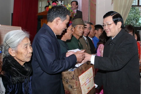 Chủ tịch nước Trương Tấn Sang tặng quà các hộ nông dân tiêu biểu ở xã Nghi Liên, xã điển hình nông thôn mới của thành phố Vinh. (Ảnh: Nguyễn Khang/TTXVN)
