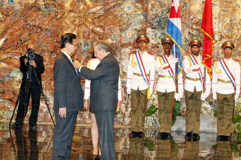 Chủ tịch Hội đồng Nhà nước và Hội đồng Bộ trưởng Cuba Raul Castro Ruz trao tặng Thủ tướng Nguyễn Tấn Dũng Huân chương “Jose Marti.” (Ảnh: Đức Tám/TTXVN)
