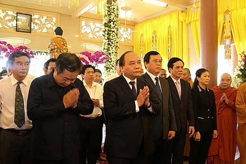 Phó Thủ tướng Chính phủ Nguyễn Xuân Phúc đến viếng cố Đại lão Hòa thượng Thích Trí Tịnh. (Ảnh: TTXVN phát)
