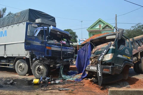 Vụ tai nạn giao thông nghiêm trọng giữa xe tải và xe ben chở đất ngày 31/3 trên Quốc lộ 1A đoạn qua khu phố 8, thị trấn Gio Linh, tỉnh Quảng Trị. (Ảnh: Hồ Cầu/TTXVN)