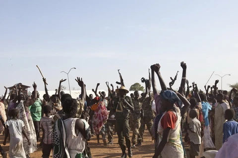 Binh sỹ Quân đội Giải phóng Nhân dân Sudan mừng chiến thắng sau khi giành lại quyền kiểm soát thành phố Malakal. (Ảnh: AFP/TTXVN)