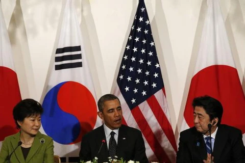 Cuộc họp 3 bên của Tổng thống Hàn Quốc (trái), Thủ tướng Nhật Bản (phải) và Tổng thống Mỹ (giữa) bên lề Hội nghị Thượng đỉnh An ninh Hạt nhân lần 3, tại Hà Lan vừa qua. (Nguồn: Bloomberg)