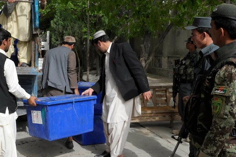 Nhân viên bầu cử chuyển các hòm phiếu tới một địa điểm bầu cử ở thành phố Kandahar ngày 4/4. (Ảnh: AFP/TTXVN)