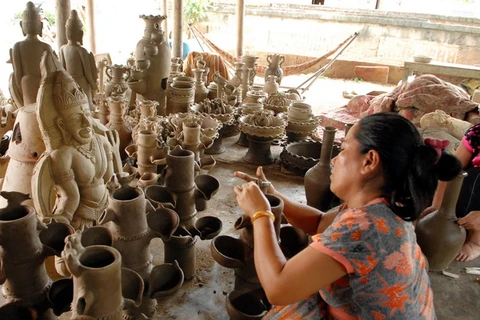 Sản xuất gốm Bàu Trúc tại một gia đình ở huyện Ninh Phước, tỉnh Ninh Thuận. (Ảnh: Danh Lam/TTXVN)
