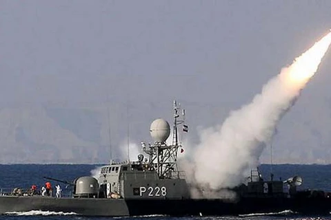 Một tàu hải quân của Iran bắn thử tên lửa Mehrab trong cuộc tập trận “Velayat-90” ở eo biển Hormuz. (Nguồn: islamtimes.org)