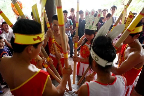Biểu diễn trống Đồng tại Lễ hội Đền Hùng năm 2014. (Ảnh: Quý Trung/TTXVN)