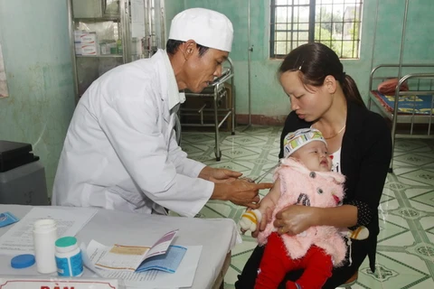 Tiêm vắcxin phòng sởi cho trẻ. (Ảnh: Hồ Cầu/TTXVN)