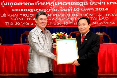 Thứ trưởng Bộ Kế hoạch và Đầu tư Lào Bounthavi Síxouphanthone trao giấy phép hoạt động cho Trưởng đại diện Văn phòng tại Lào. (Ảnh: Hoàng Chương/Vietnam+)