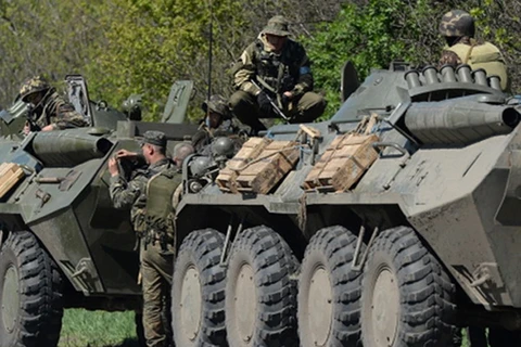 Ukraine tập trung hàng trăm xe tăng, pháo binh gần Slavyansk