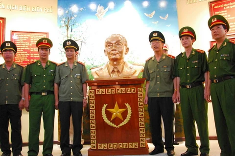 Tặng tượng chân dung Tướng Võ Nguyên Giáp cho Bảo tàng 