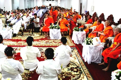 Mặt trận và Liên minh Phật giáo Lào tổ chức lễ Phật Đản 2014