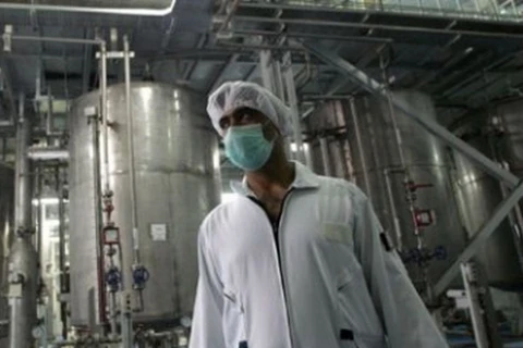 Một công nhân làm việc tại một lò phản ứng hạt nhân của Iran. (Nguồn: AFP)