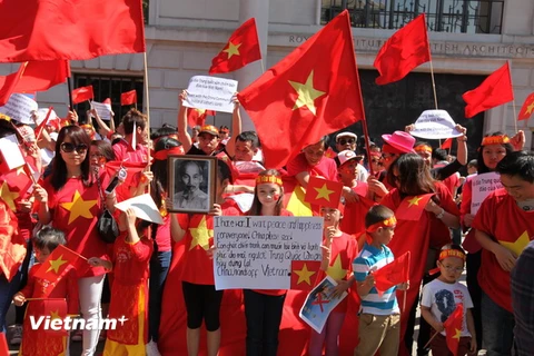 Người Việt ở Anh biểu tình phản đối Trung Quốc đặt giàn khoan