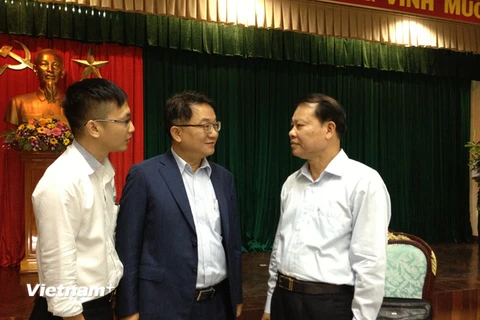 Phó Thủ tướng Vũ Văn Ninh (ngoài cùng bên phải) trong buổi làm việc. (Ảnh: Sỹ Tuyên/Vietnam+)