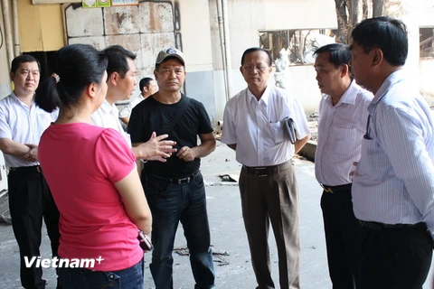 Ông Huỳnh Uy Dũng, Chủ đầu Khu công nghiệp Sóng Thần (đứng thứ 2 bên phải). (Ảnh: Dương Chí Tưởng/Vietnam+) 
