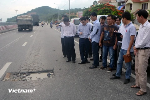 Quảng Ninh: Quốc lộ "nghìn tỷ" xuống cấp do xe trọng tải lớn?