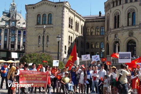 Người Việt ở Na Uy biểu tình chống Trung Quốc đặt giàn khoan