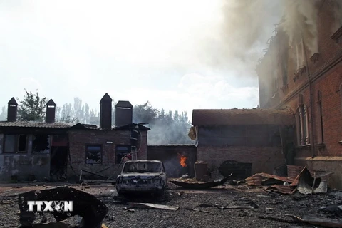 Hiện trường đổ nát sau các vụ xung đột giữa người biểu tình và quân đội Ukraine tại Slavyansk, đông nam Ukraine ngày 8/6 vừa qua. (Ảnh: AFP/TTXVN)