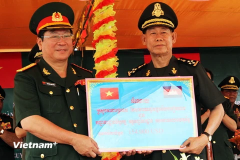 Việt Nam hỗ trợ xây cơ sở hạ tầng cho công binh Campuchia