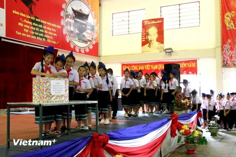 Học sinh Việt Nam tại Lào hướng về biển đảo quê hương
