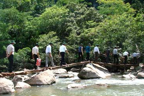 Du lịch khám phá suối Nước Mọoc. (Nguồn: quangbinh.gov.vn)