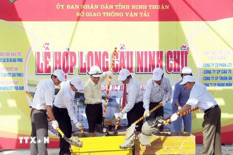 Hợp long cầu Ninh Chữ thuộc dự án đường ven biển Ninh Thuận