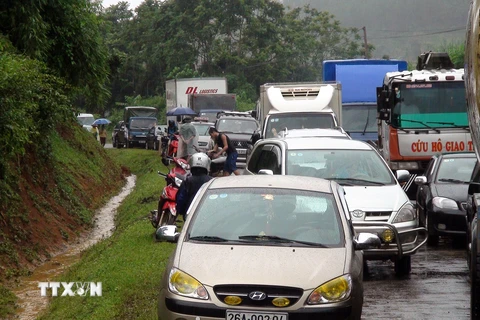 Quốc lộ 70 qua Lào Cai bị ách tắc nhiều giờ do sạt lở đất
