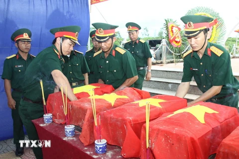Đón nhận, an táng 24 hài cốt liệt sỹ Việt hy sinh ở Campuchia