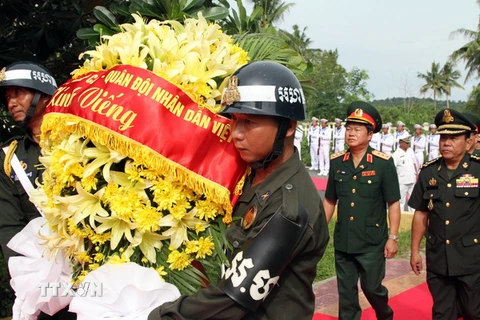 Viếng các liệt sỹ quân tình nguyện Việt Nam tại Campuchia