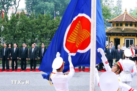 Bộ Ngoại giao tổ chức Lễ thượng cờ ASEAN và Quốc kỳ Việt Nam