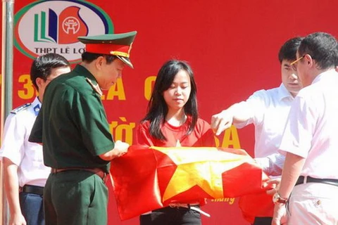 Học sinh THPT Lê Lợi may tặng huyện đảo Trường Sa 300 lá cờ Tổ quốc